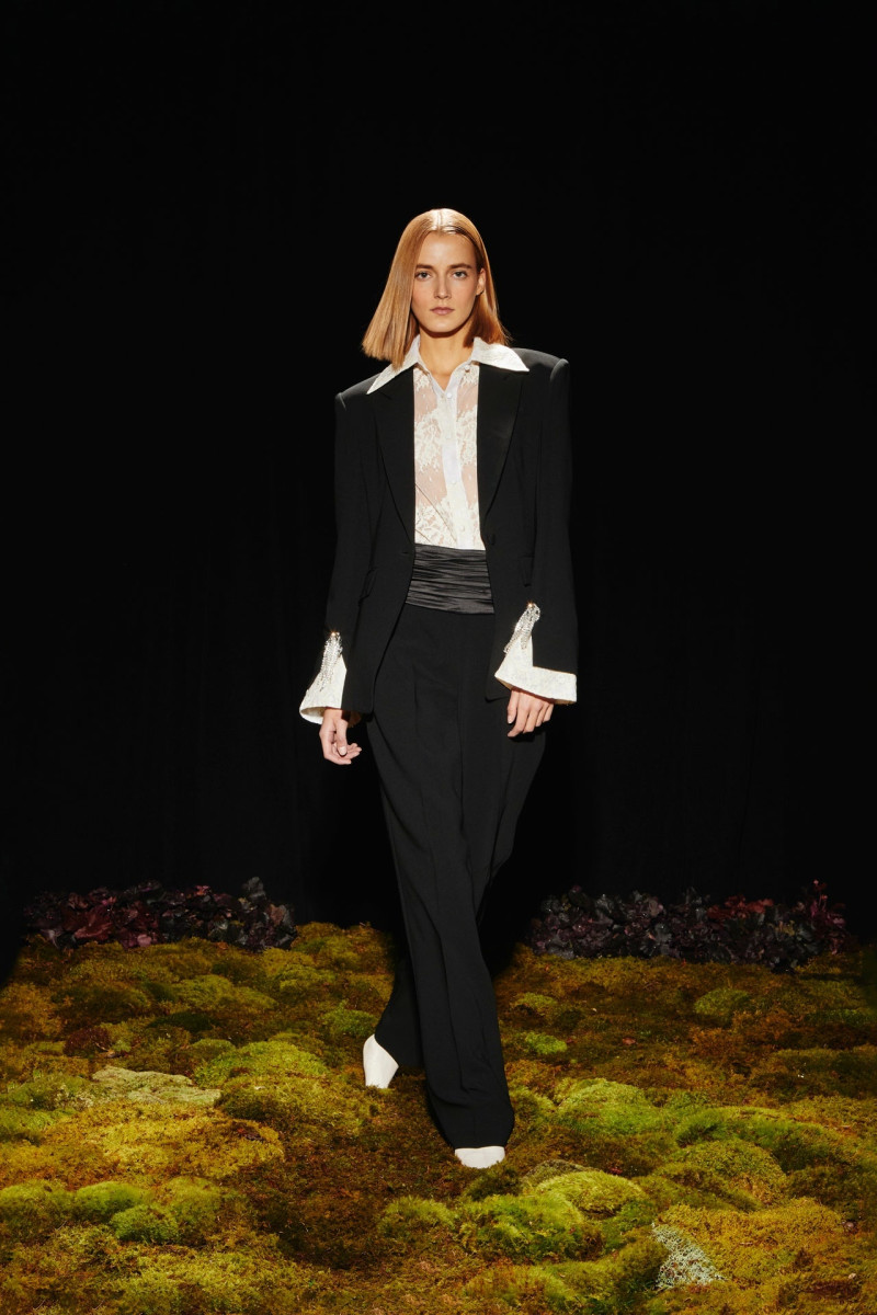 Cinq à Sept fashion show for Pre-Fall 2024