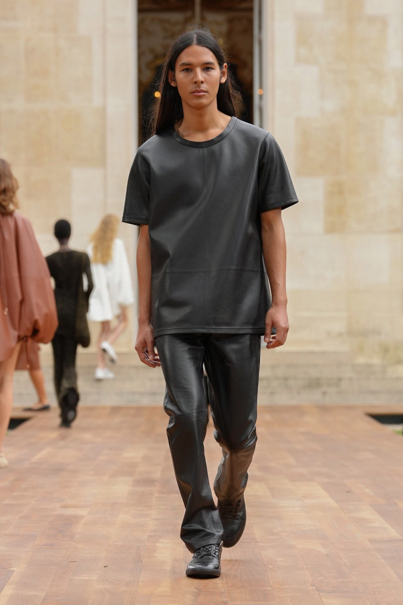 Gabriela Hearst fashion show for Spring/Summer 2025