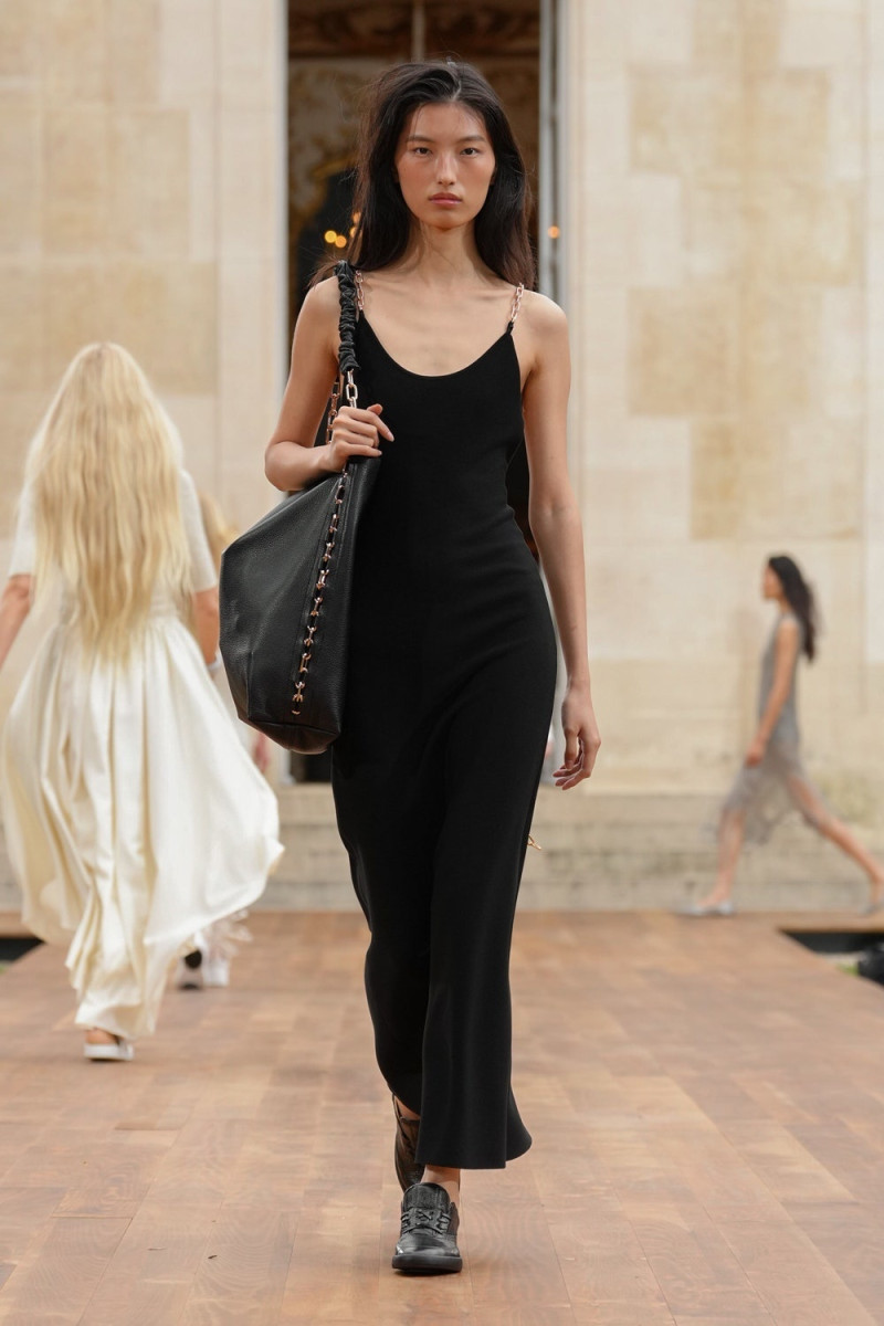 Gabriela Hearst fashion show for Spring/Summer 2025