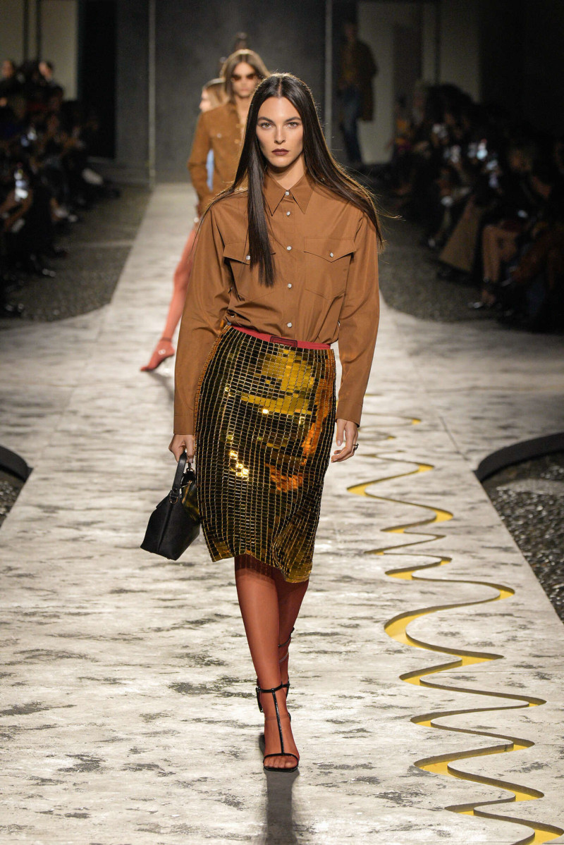 Vittoria Ceretti featured in  the Versace fashion show for Spring/Summer 2025