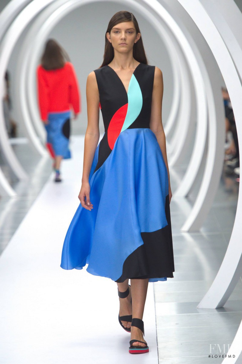 Natali Eydelman featured in  the Roksanda Ilincic fashion show for Spring/Summer 2015