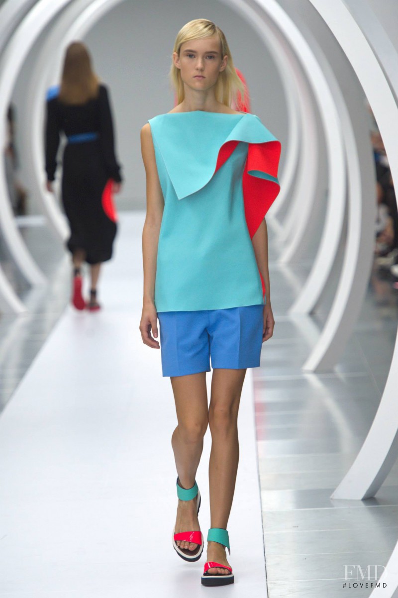 Maja Salamon featured in  the Roksanda Ilincic fashion show for Spring/Summer 2015