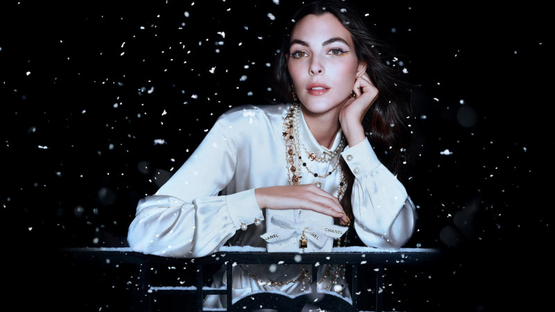 Vittoria Ceretti featured in  the Chanel Beauty advertisement for Holiday 2024