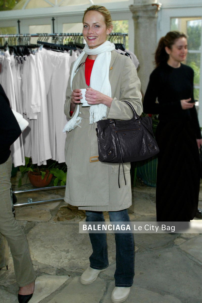 Amber Valletta featured in  the Balenciaga Balenciaga Le City Paparazzi advertisement for Spring/Summer 2025
