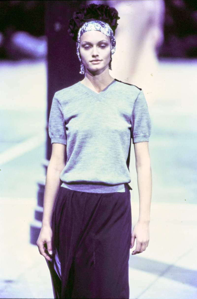 Amber Valletta featured in  the Comme des Garçons fashion show for Autumn/Winter 1993