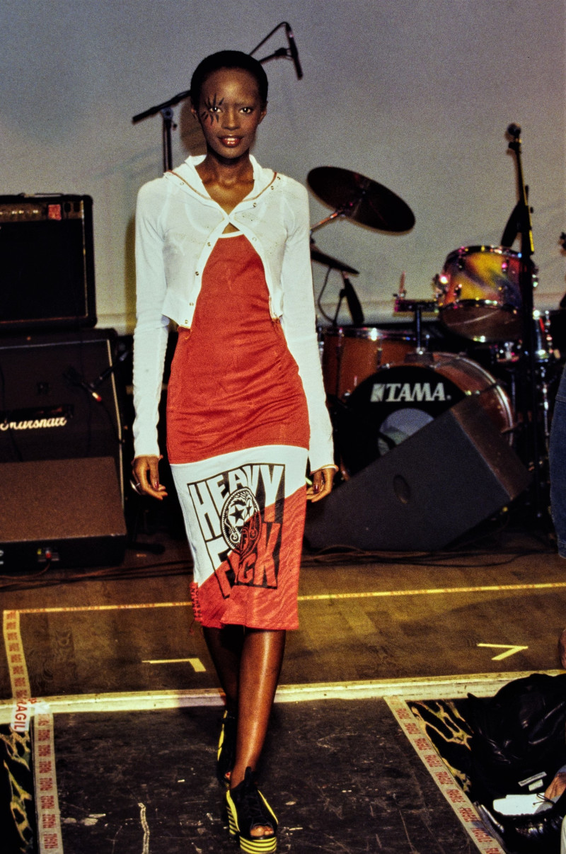 Kiara Kabukuru featured in  the Xuly Bët fashion show for Spring/Summer 1995