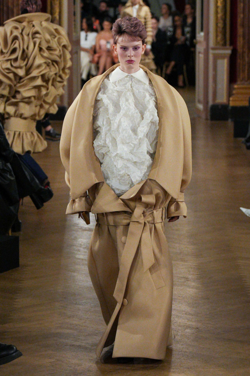 Viktor & Rolf fashion show for Spring/Summer 2025