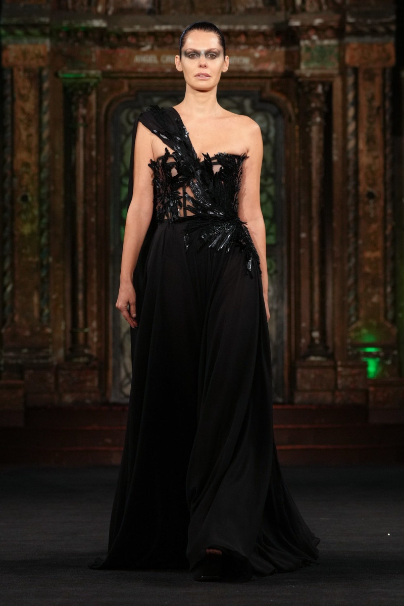 Naeem Khan fashion show for Spring/Summer 2025
