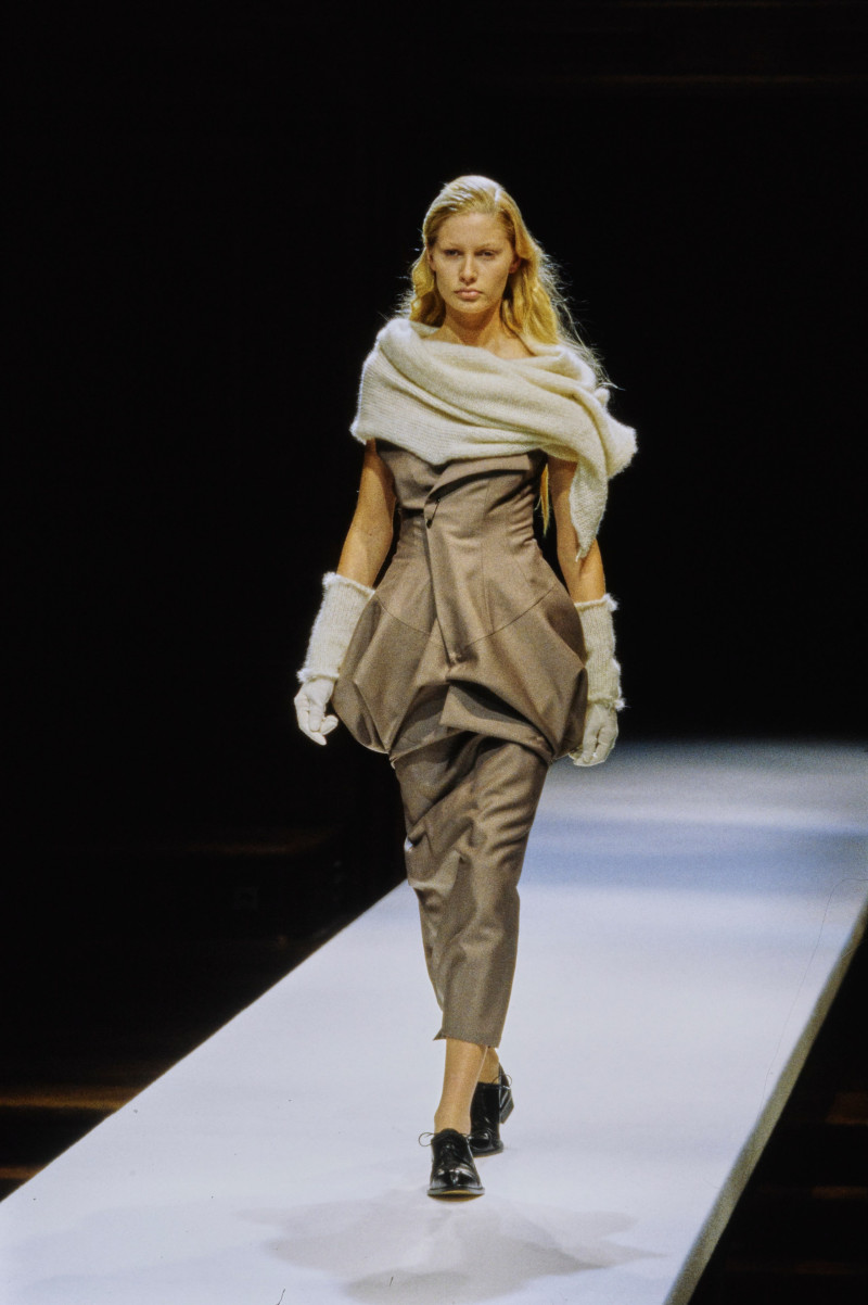Kirsty Hume featured in  the Yohji Yamamoto fashion show for Autumn/Winter 1998