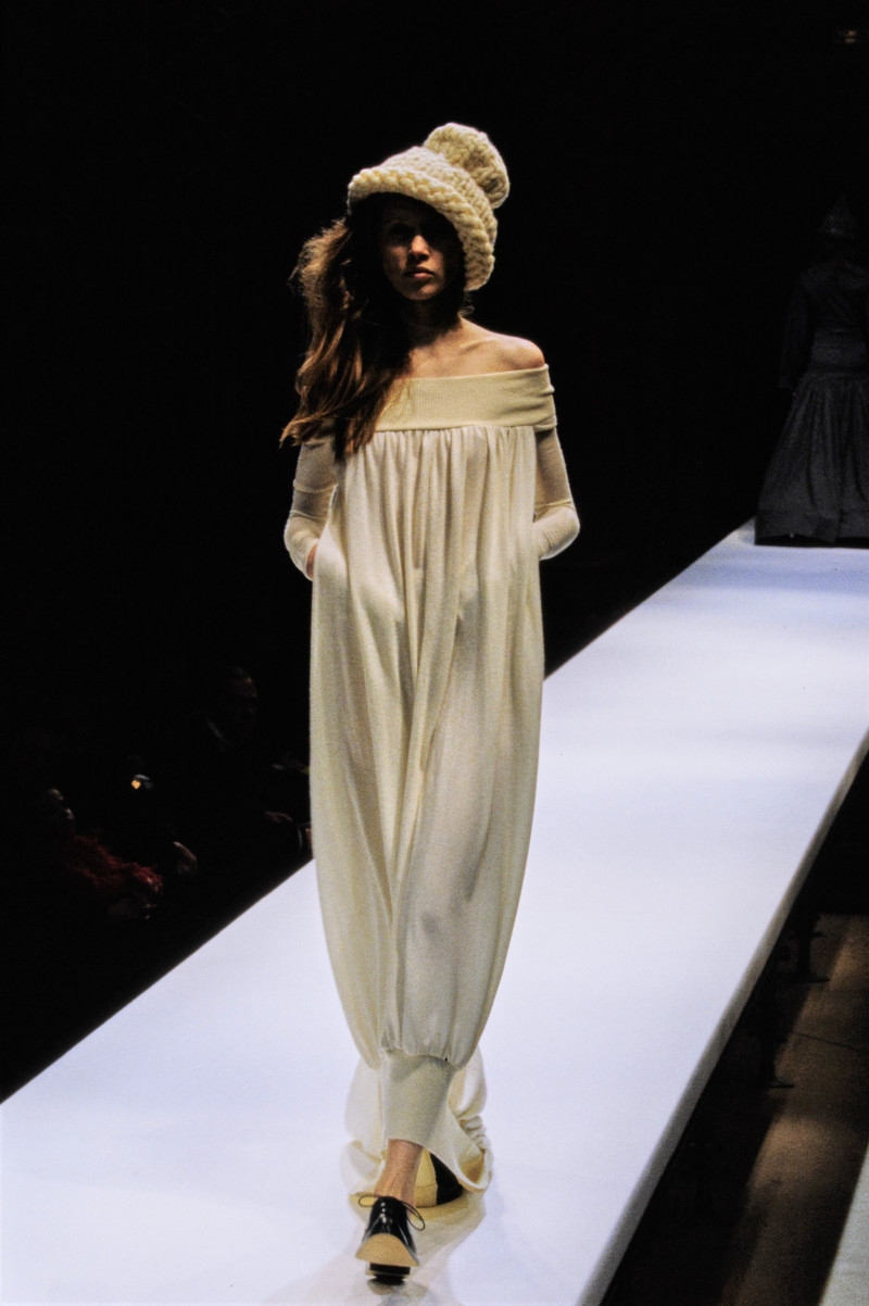 Colette Pechekhonova featured in  the Yohji Yamamoto fashion show for Autumn/Winter 1998