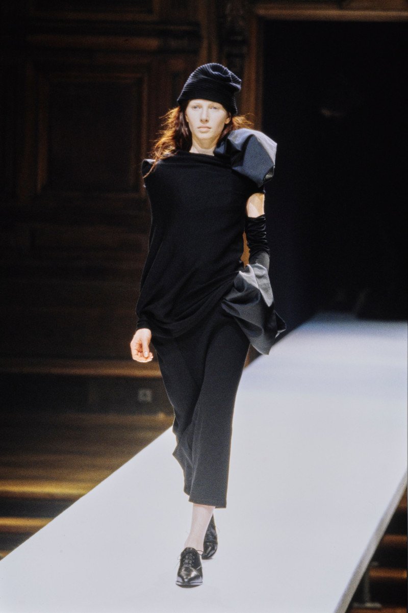 Yohji Yamamoto fashion show for Autumn/Winter 1998