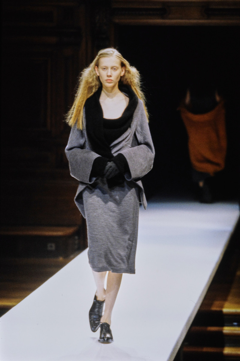 Colette Pechekhonova featured in  the Yohji Yamamoto fashion show for Autumn/Winter 1998