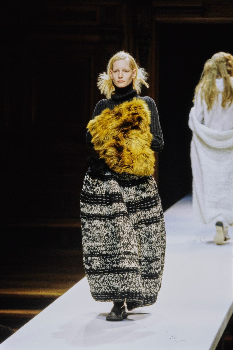 Kirsten Owen featured in  the Yohji Yamamoto fashion show for Autumn/Winter 1998