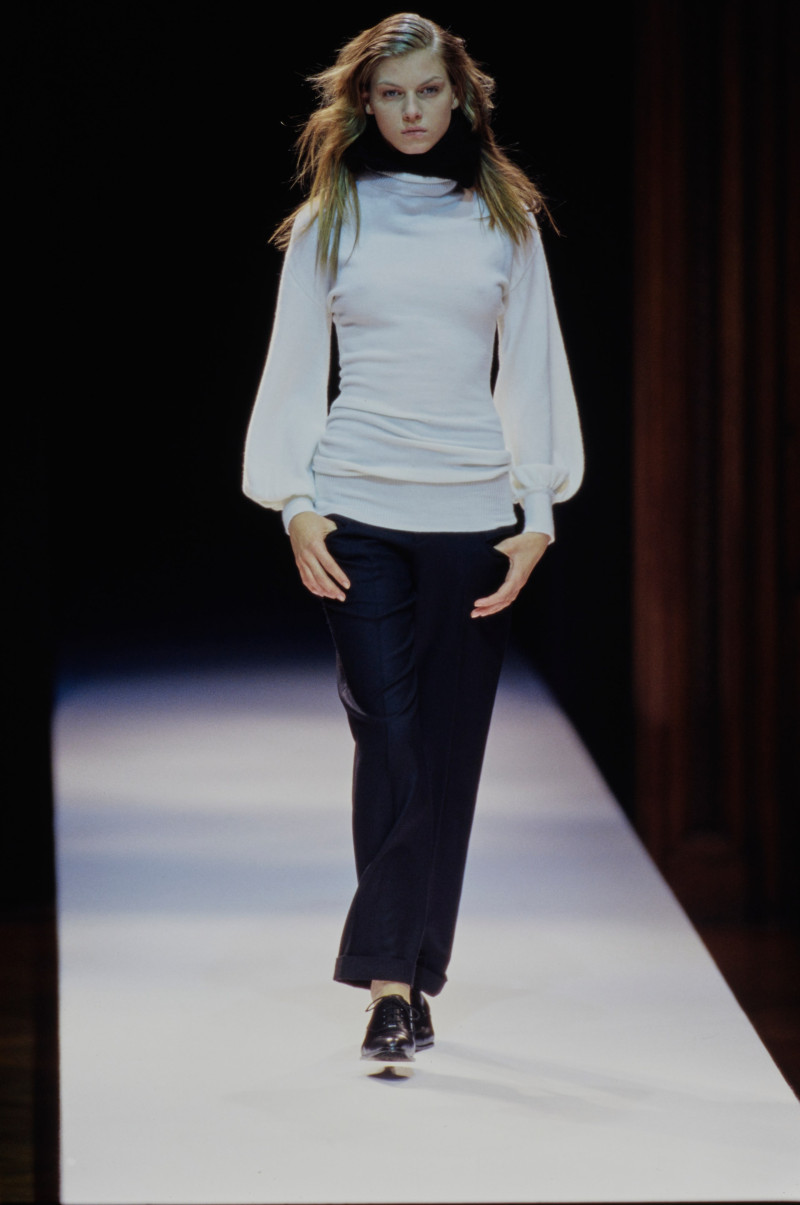 Angela Lindvall featured in  the Yohji Yamamoto fashion show for Autumn/Winter 1998