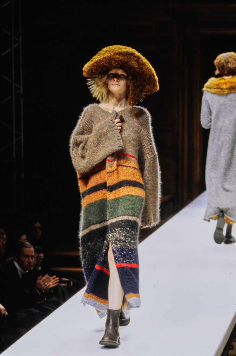 Kirsten Owen featured in  the Yohji Yamamoto fashion show for Autumn/Winter 1998
