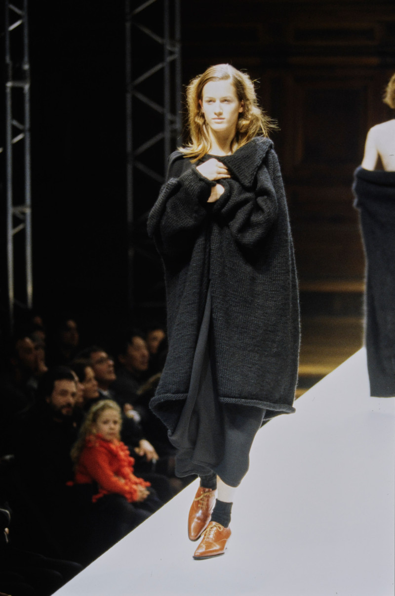 Yohji Yamamoto fashion show for Autumn/Winter 1998
