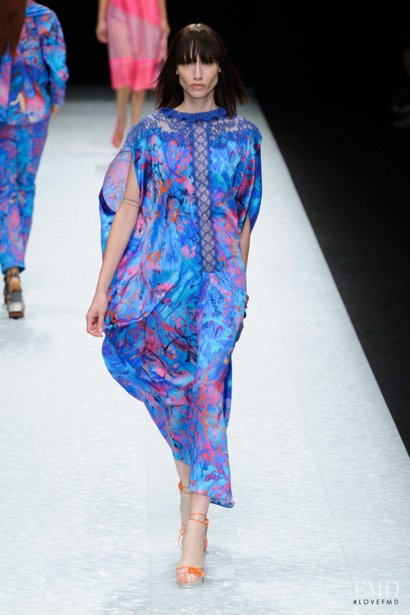 Marina Krtinic featured in  the Shiatzy Chen fashion show for Spring/Summer 2015