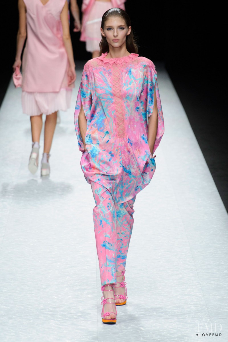 Anastasia Lagune featured in  the Shiatzy Chen fashion show for Spring/Summer 2015