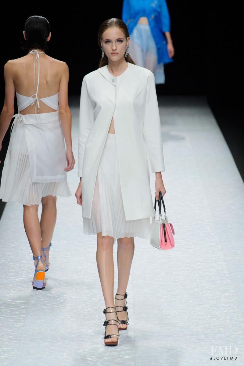 Jane Grybennikova featured in  the Shiatzy Chen fashion show for Spring/Summer 2015