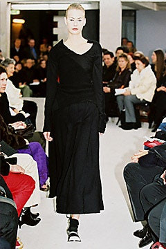 Comme des Garçons fashion show for Autumn/Winter 2002