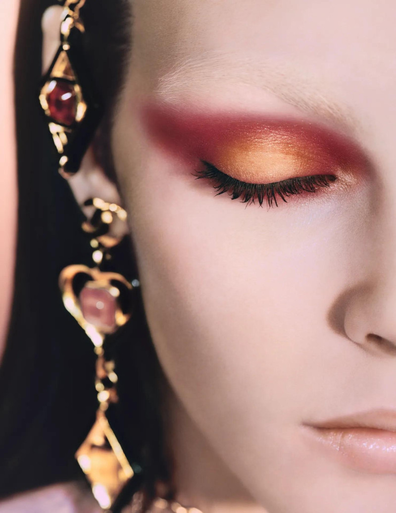 Vittoria Ceretti featured in  the Chanel Beauty Les 4 Ombre Byzance 2023 advertisement for Summer 2023