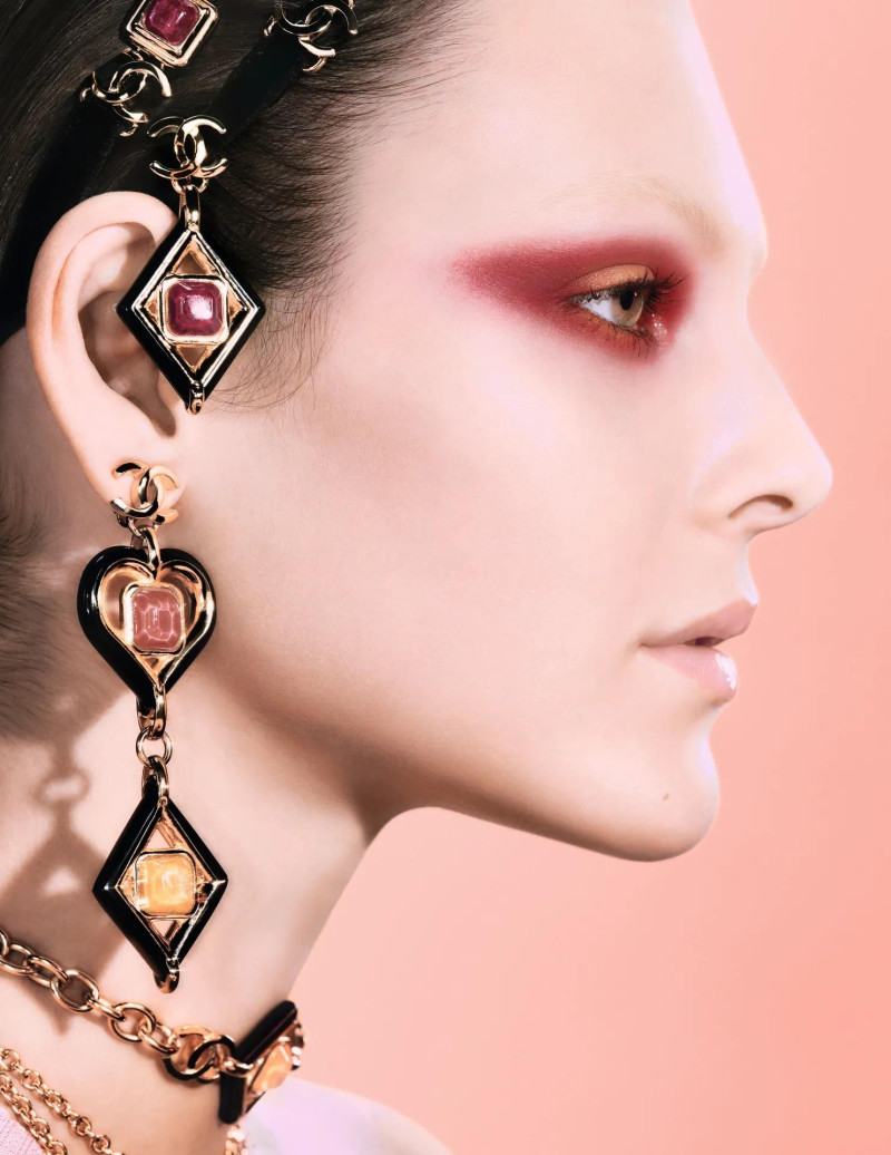 Vittoria Ceretti featured in  the Chanel Beauty Les 4 Ombre Byzance 2023 advertisement for Summer 2023