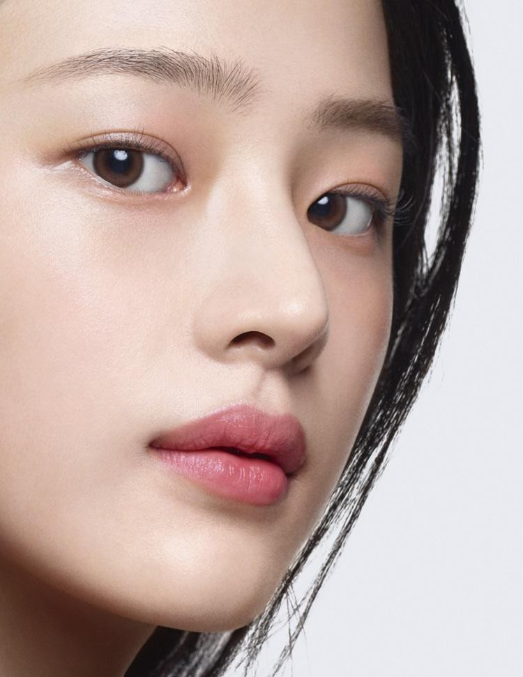 Min Ji Money featured in  the Chanel Beauty N°1  De Chanel Serum Yeux advertisement for Summer 2024