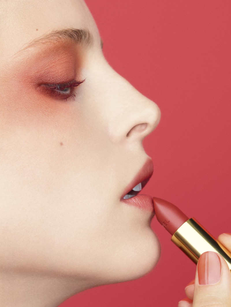 Abby Champion featured in  the Chanel Beauty advertisement for Spring/Summer 2023
