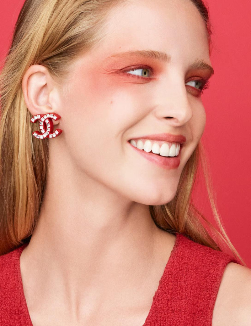 Abby Champion featured in  the Chanel Beauty advertisement for Spring/Summer 2023