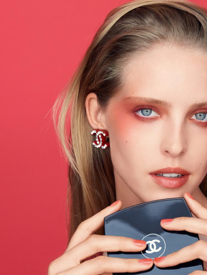 Abby Champion featured in  the Chanel Beauty advertisement for Spring/Summer 2023