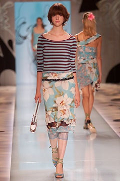 Cacharel fashion show for Spring/Summer 2002