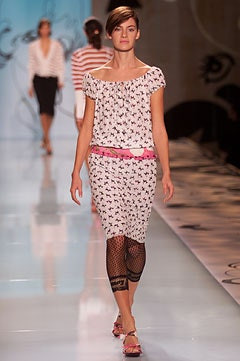 Cacharel fashion show for Spring/Summer 2002