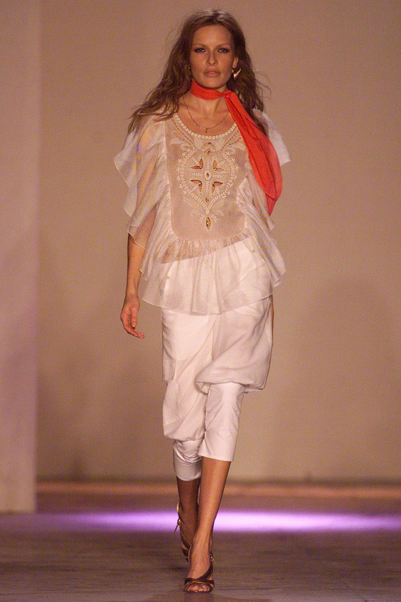 Chloe fashion show for Spring/Summer 2002