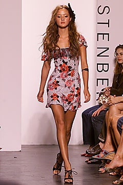 Diane Von Furstenberg fashion show for Spring/Summer 2002
