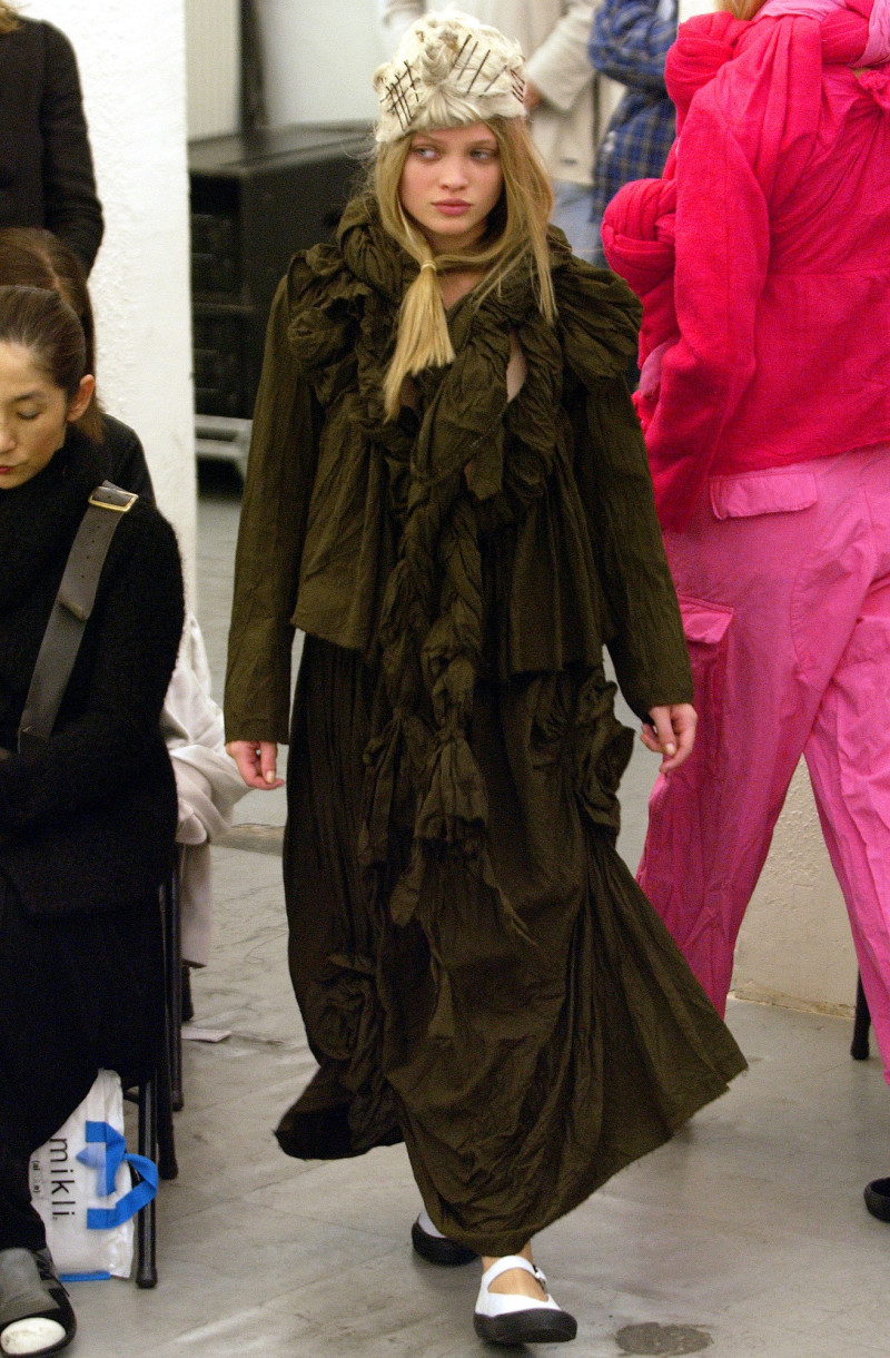 Comme Des Garcons fashion show for Spring/Summer 2003