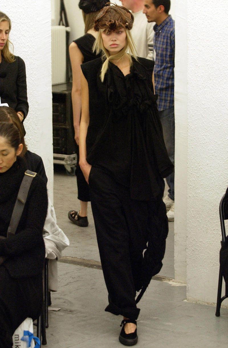 Comme Des Garcons fashion show for Spring/Summer 2003