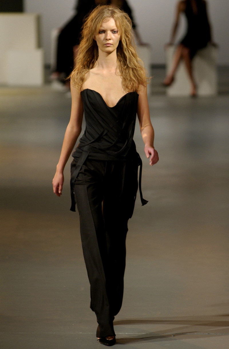 Roland Mouret fashion show for Spring/Summer 2003