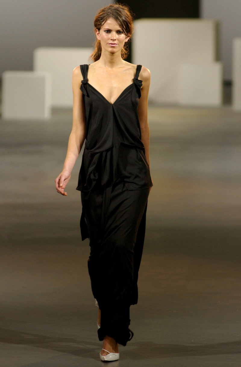 Roland Mouret fashion show for Spring/Summer 2003