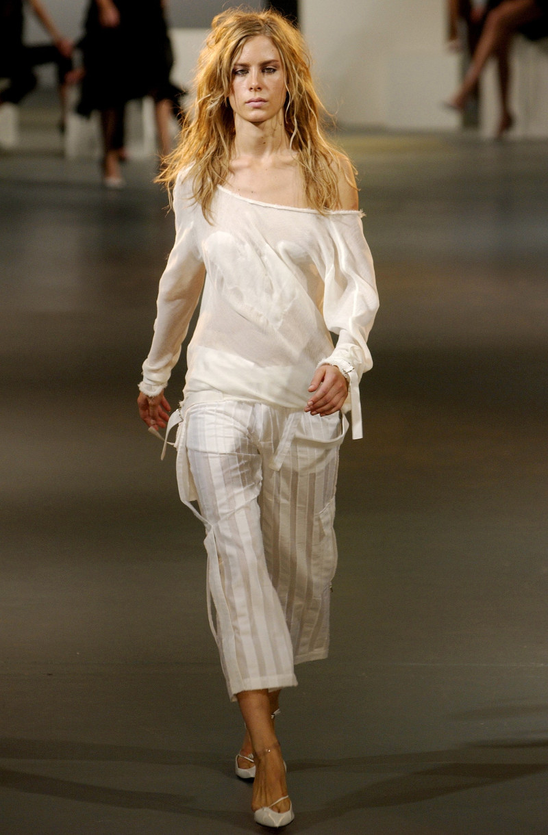 Roland Mouret fashion show for Spring/Summer 2003
