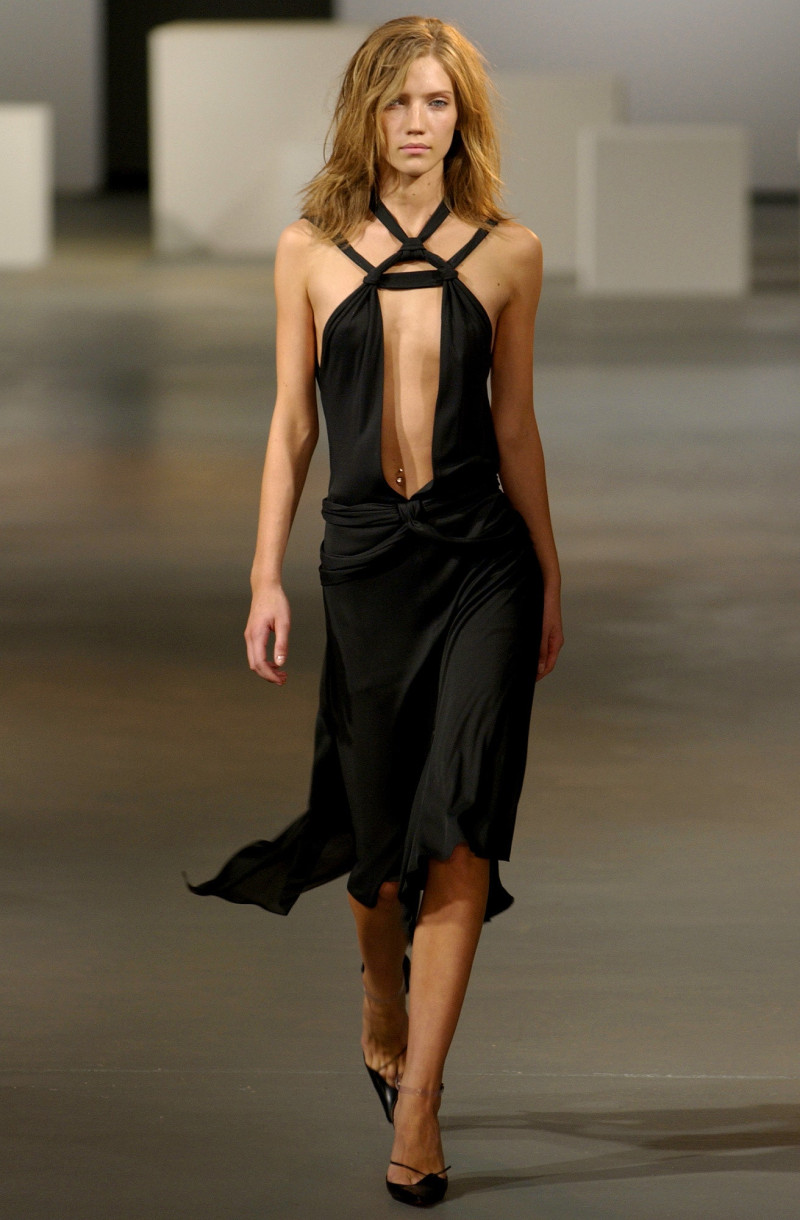 Roland Mouret fashion show for Spring/Summer 2003