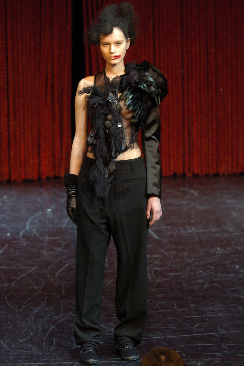 Comme des Garçons fashion show for Autumn/Winter 2004