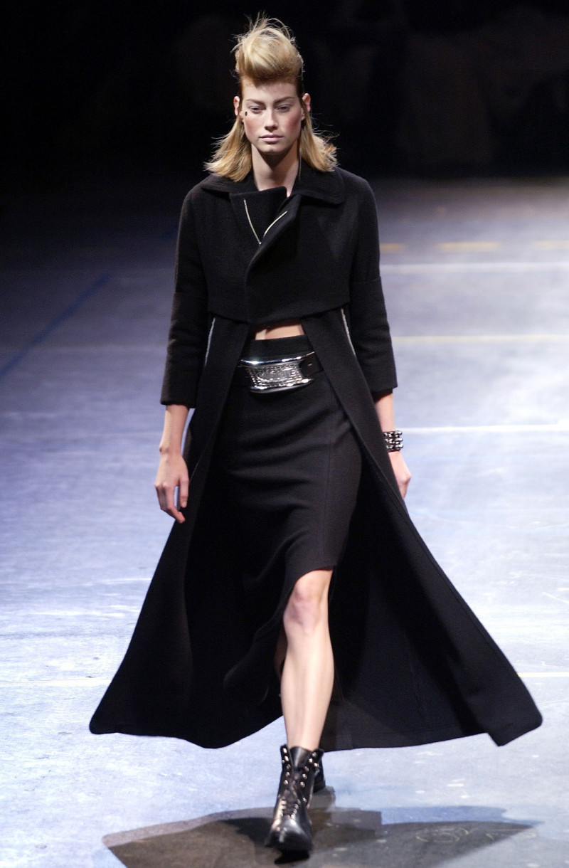 Yohji Yamamoto fashion show for Autumn/Winter 2004