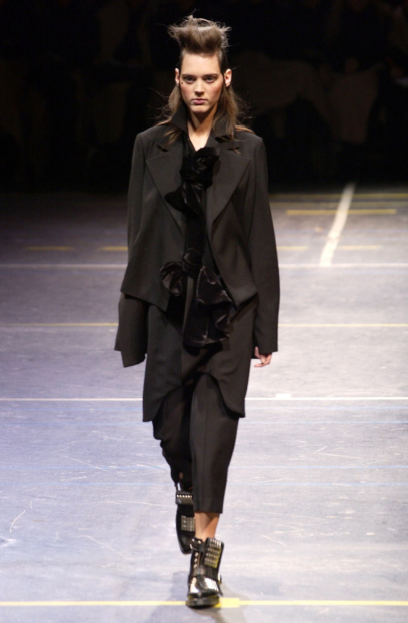 Yohji Yamamoto fashion show for Autumn/Winter 2004