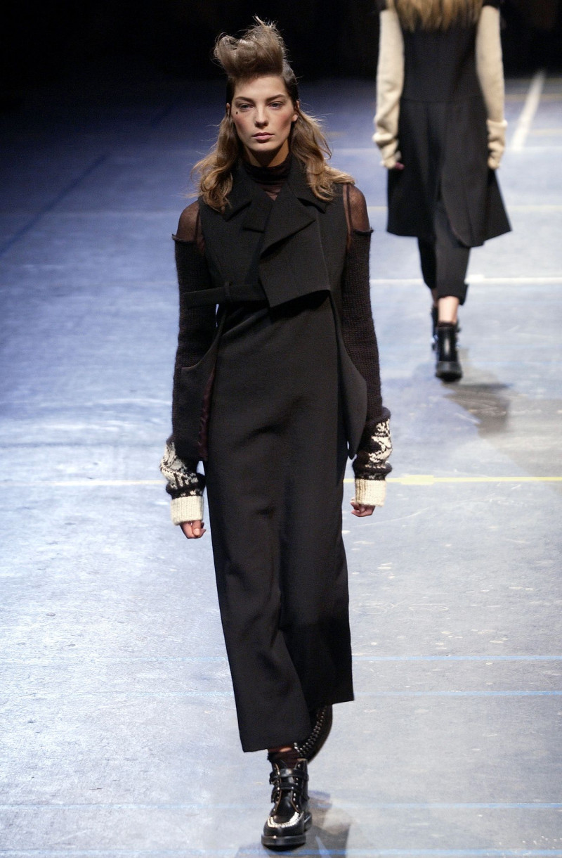 Yohji Yamamoto fashion show for Autumn/Winter 2004
