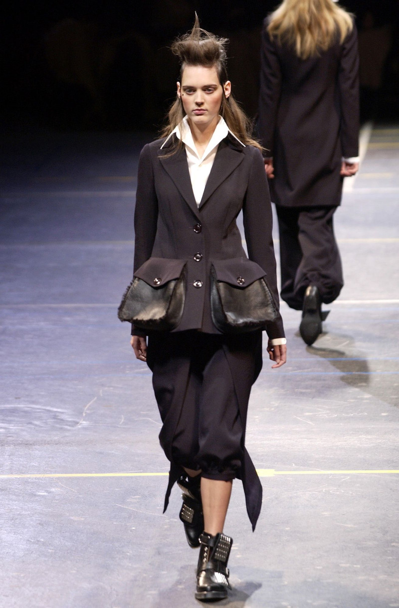 Yohji Yamamoto fashion show for Autumn/Winter 2004