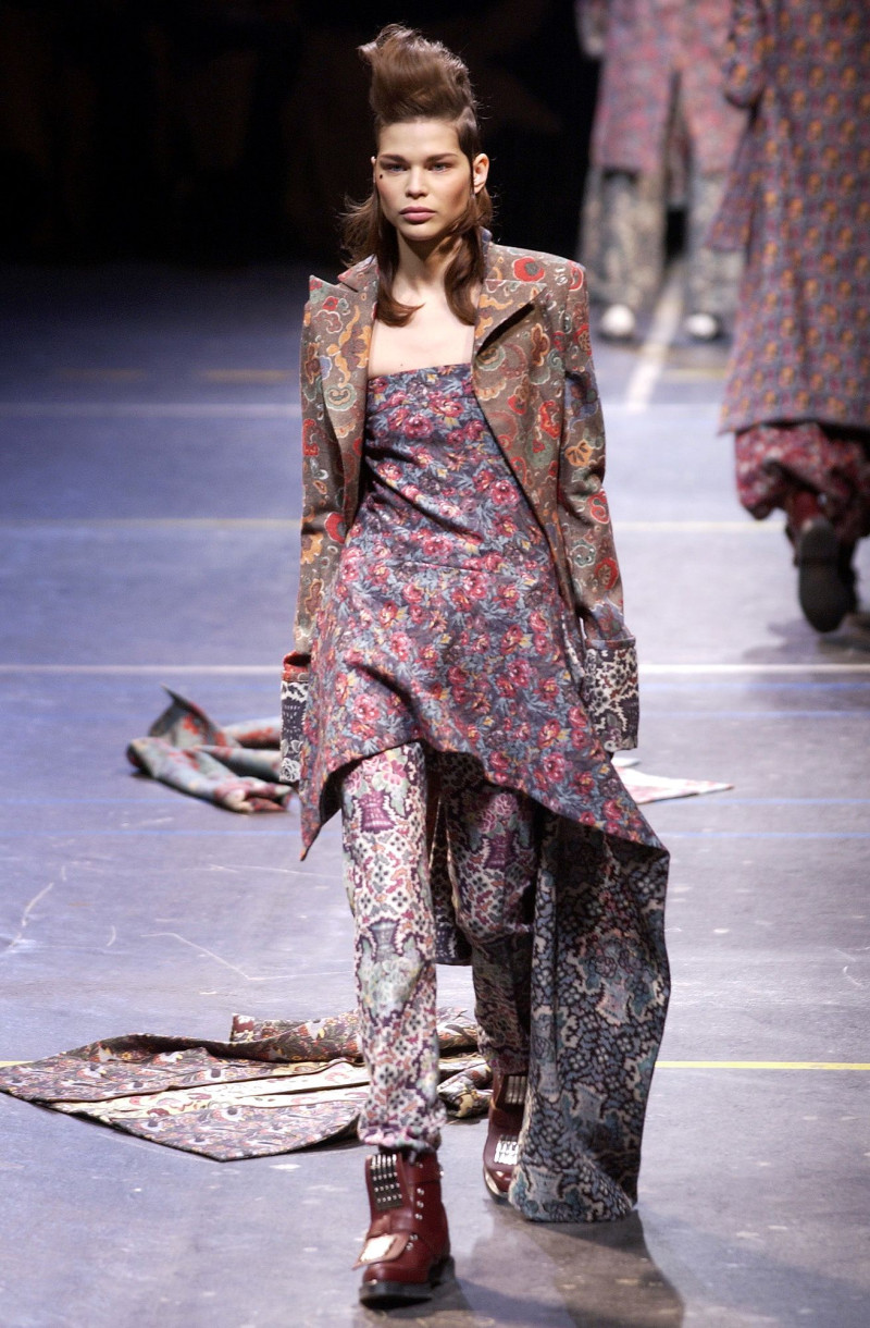 Yohji Yamamoto fashion show for Autumn/Winter 2004