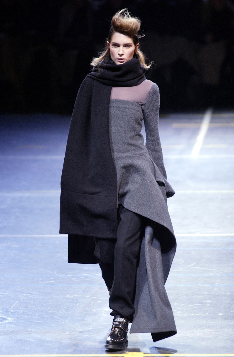 Yohji Yamamoto fashion show for Autumn/Winter 2004