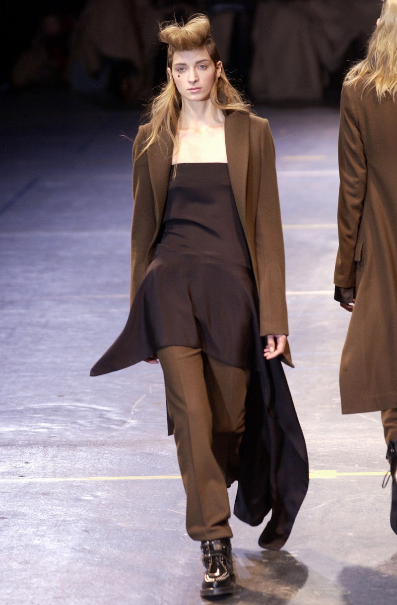 Yohji Yamamoto fashion show for Autumn/Winter 2004