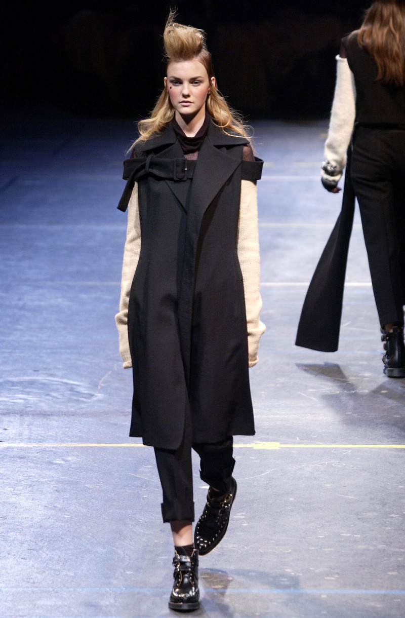Yohji Yamamoto fashion show for Autumn/Winter 2004