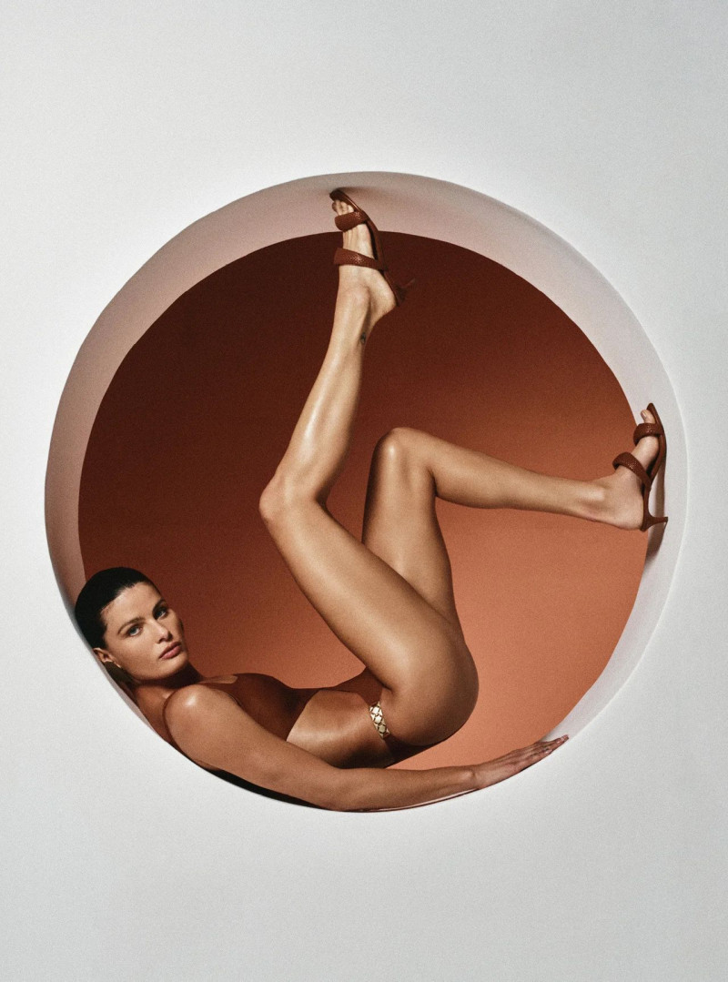 Isabeli Fontana featured in  the Arezzo advertisement for Resort 2025